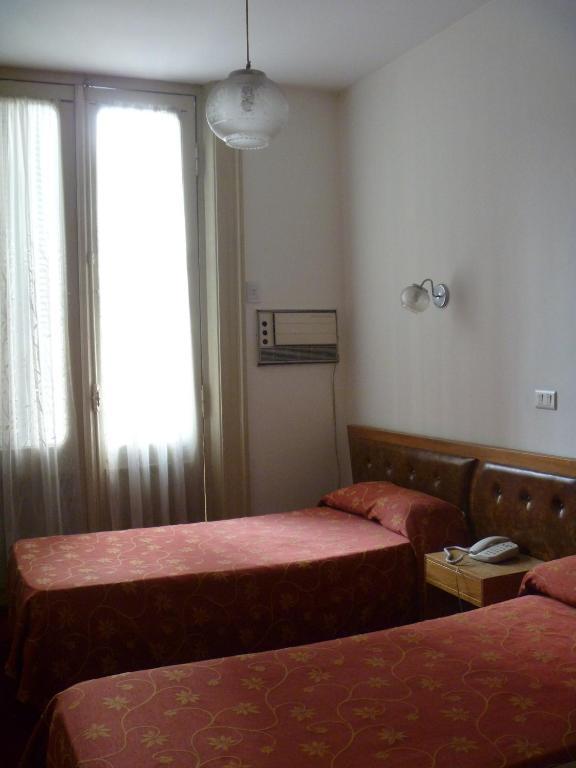 Hotel Turista Buenos Aires Quarto foto